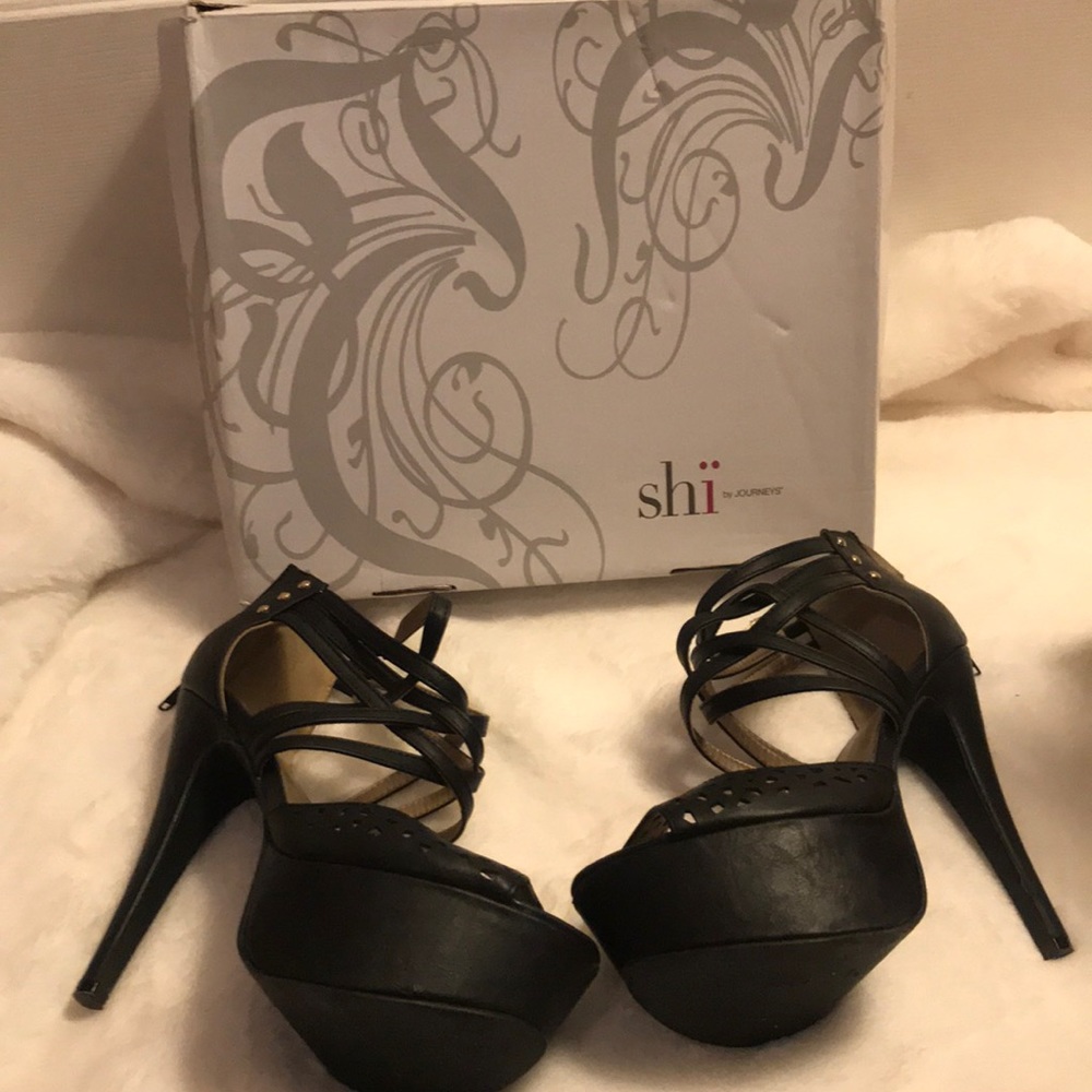 Black high heels super cute size 8.5